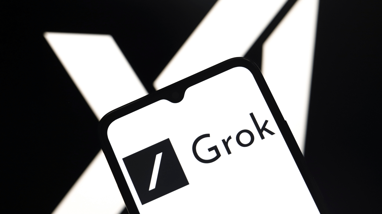 Grok Artık Direksiyonda: Apple CarPlay’e Sesli Yapay Zeka Geliyor