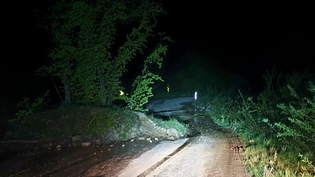 Bursa Kestel’de Heyelan Yolu Kapattı: Köylüler Geceyi Böyle Geçirdi