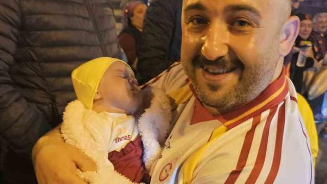 45 Günlük Sare Bebek Galatasaray Şampiyonluk Kutlamasında!