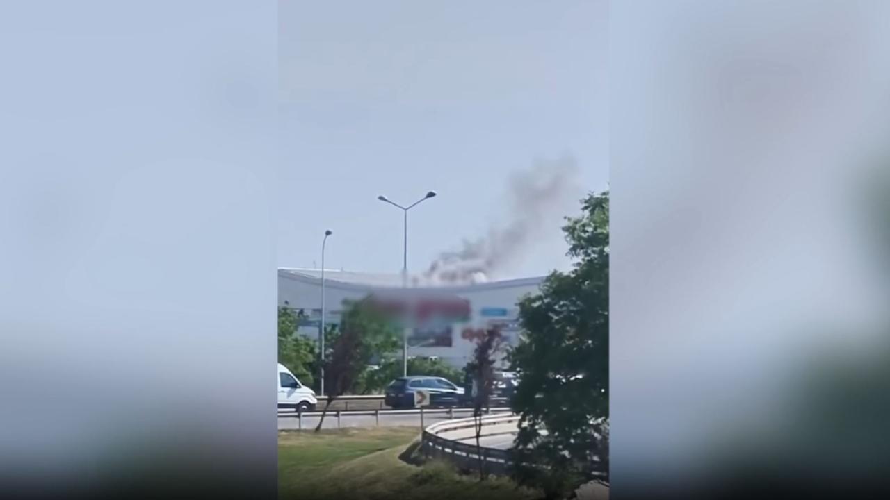 Pendik’te AVM Çatısında Korkutan Yangın! Vatandaşlar Tahliye Edildi