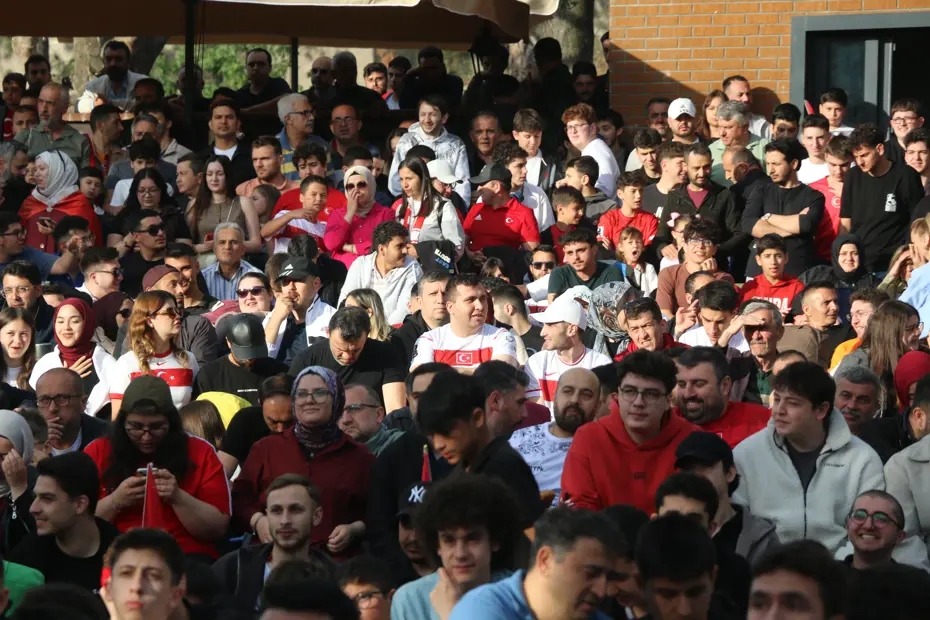 Karabük’te Milli Maç Heyecanı Dev Ekranda Yaşandı, Sokaklar Doldu!